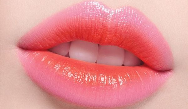 Băn khoăn câu hỏi phun xăm môi bao lâu thì lên màu